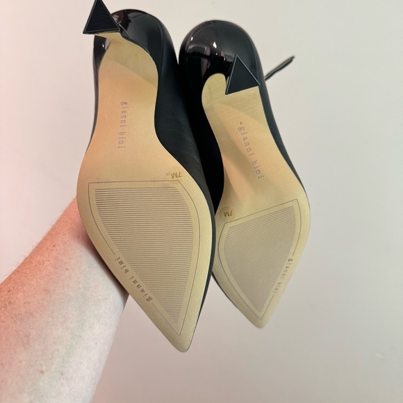 NWOT Gianni Bini Steffi Black Leather Ankle Buckle Pumps Size 7M - Picture 6 of 7